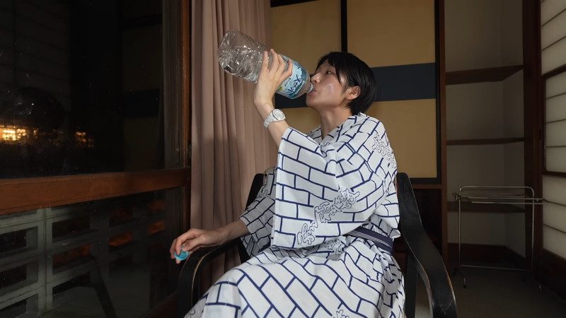 mii、ミニスカワンピ姿で“廃墟な宿”にの画像