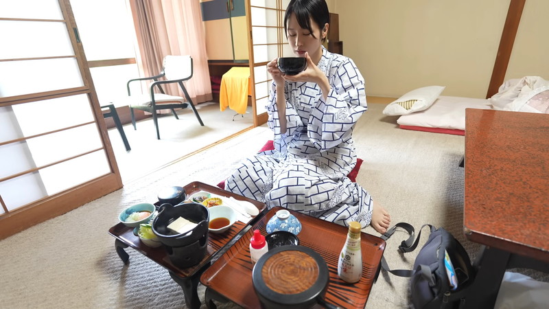 mii、ミニスカワンピ姿で“廃墟な宿”にの画像