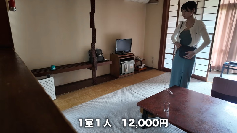 mii、ミニスカワンピ姿で“廃墟な宿”にの画像