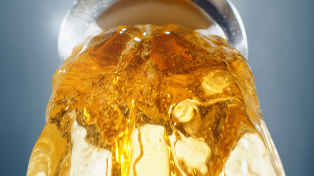 『アサヒスーパードライ　生ジョッキ缶』新TVCM『最高のひと口目』篇 場面写真③