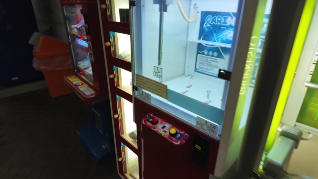 廃墟ショッピングモールを紹介するタケヤキ翔