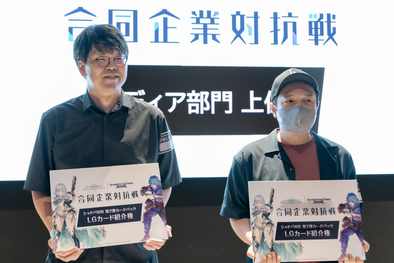 優勝した4Gamer.net「ルネ」選手（右）とともに表彰式へ