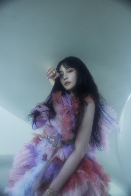 鷲尾伶菜、「DiZZY」リリックビデオを公開