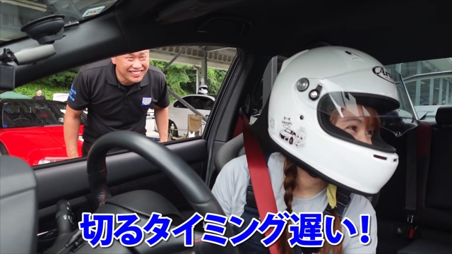 サーキットを走るあま猫