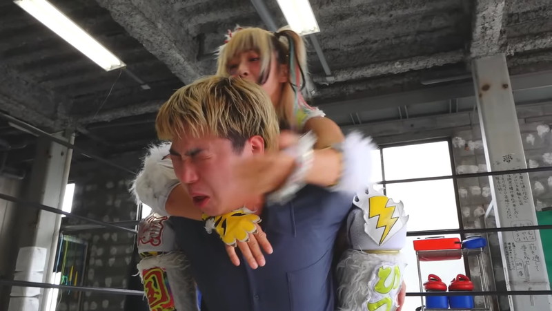 人気女子レスラーが魔裟斗を“査定”の画像