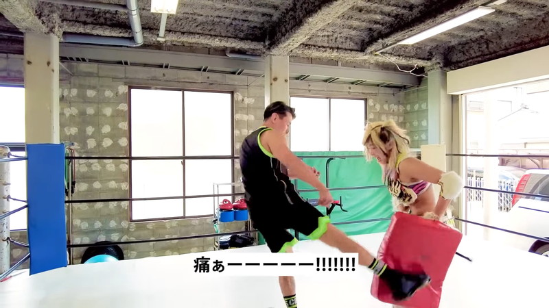 人気女子レスラーが魔裟斗を“査定”の画像