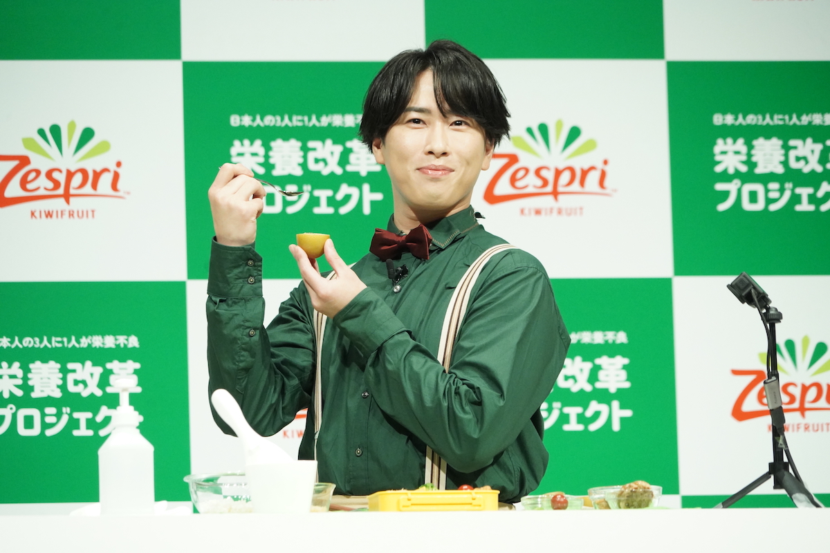 宮舘涼太、キウイブラザーズをエスコートの画像