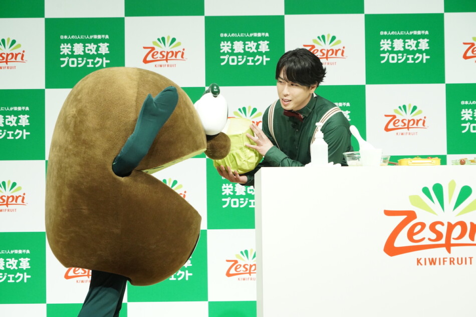 宮舘涼太、キウイブラザーズをエスコート