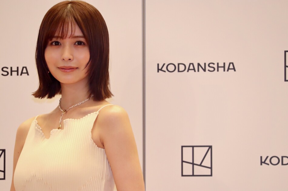 長濱ねる、ノースリーブ姿で写真集を語る