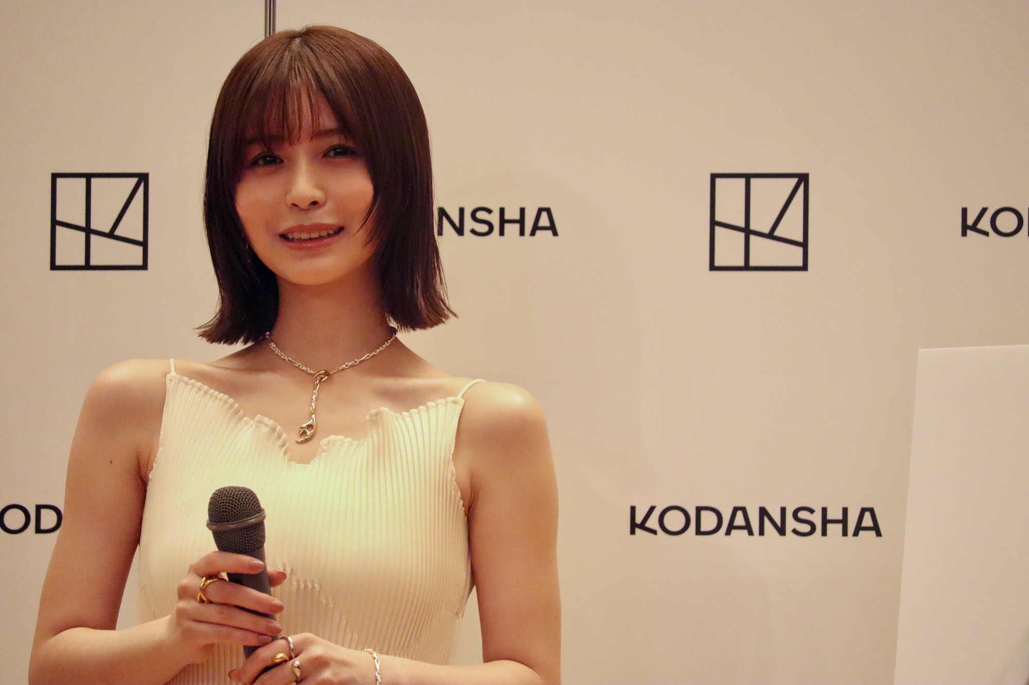 長濱ねる、ノースリーブ姿で写真集を語るの画像