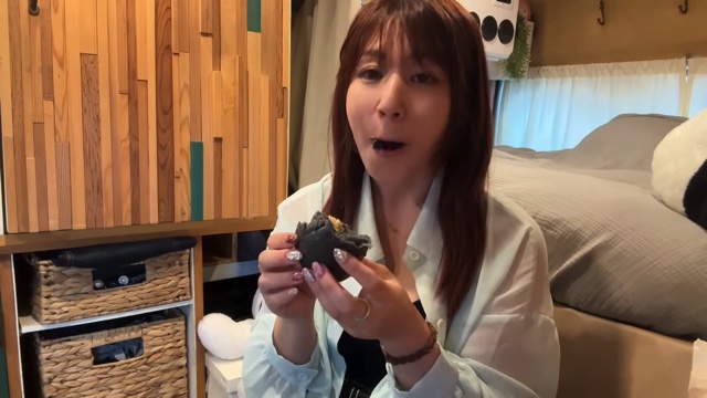 大雨のなか車中泊をするこむすび