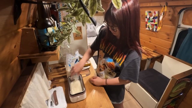 大雨のなか車中泊をするこむすび