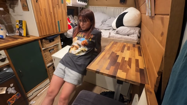 大雨のなか車中泊をするこむすび