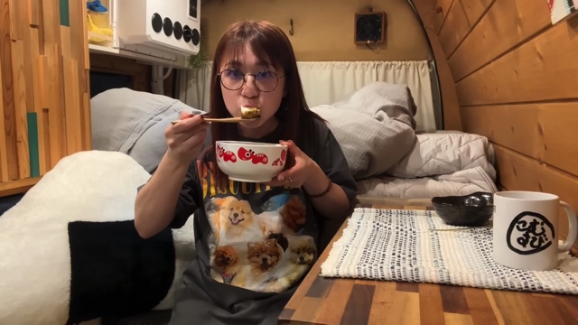 大雨のなか車中泊をするこむすび