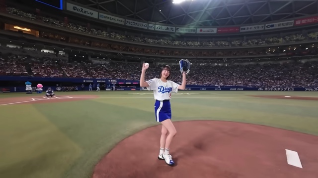 始球式で豪快なフォームを見せる岡田紗佳