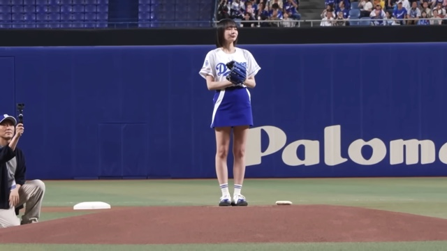 始球式で豪快なフォームを見せる岡田紗佳