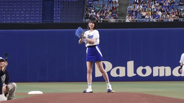 始球式で豪快なフォームを見せる岡田紗佳