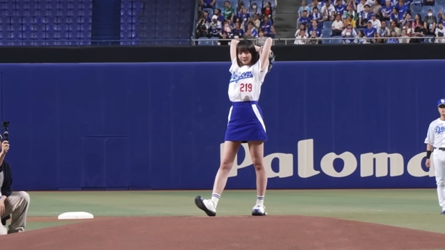 始球式で豪快なフォームを見せる岡田紗佳