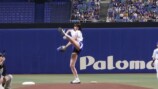 始球式で豪快なフォームを見せる岡田紗佳