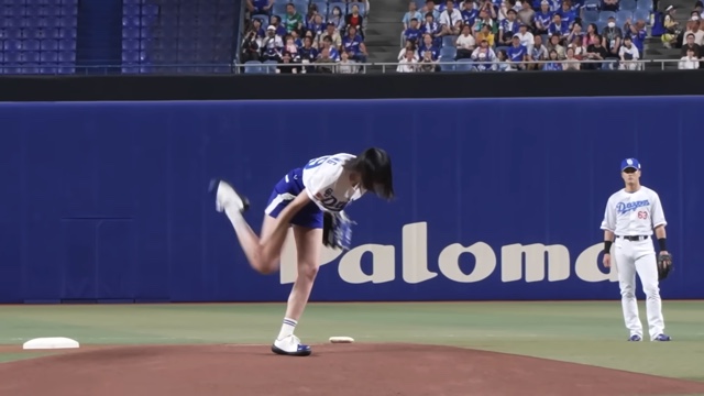 始球式で豪快なフォームを見せる岡田紗佳