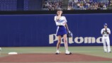 始球式で豪快なフォームを見せる岡田紗佳