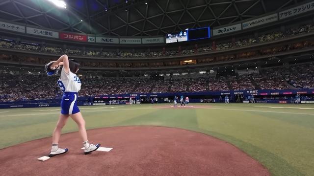 始球式で豪快なフォームを見せる岡田紗佳