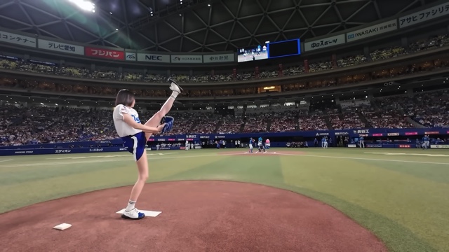 始球式で豪快なフォームを見せる岡田紗佳