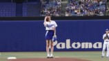 始球式で豪快なフォームを見せる岡田紗佳