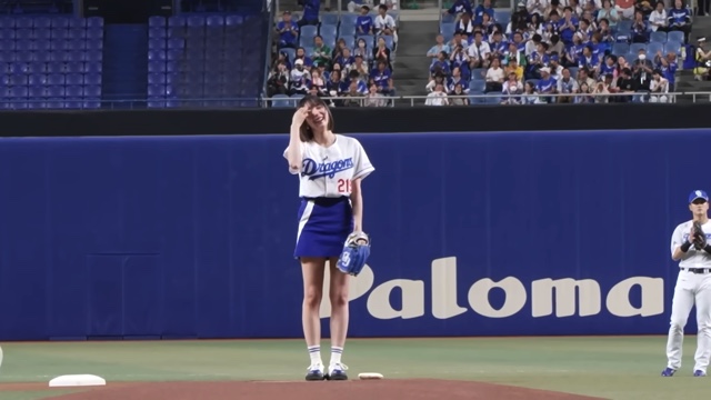始球式で豪快なフォームを見せる岡田紗佳