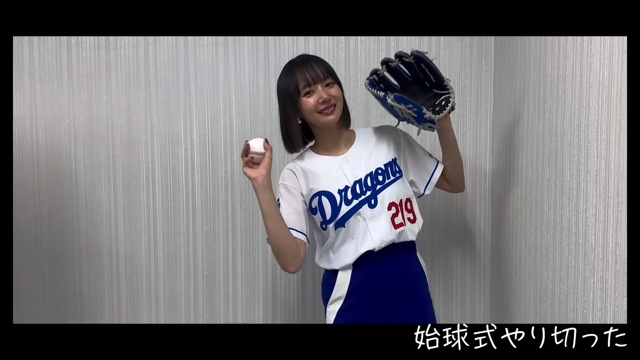 始球式で豪快なフォームを見せる岡田紗佳