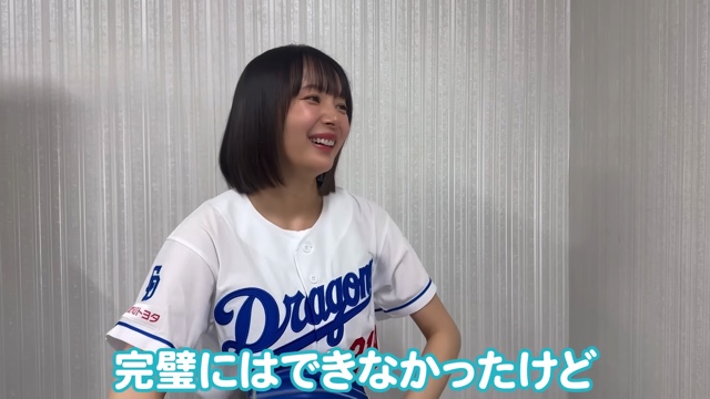 始球式で豪快なフォームを見せる岡田紗佳