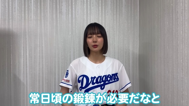 始球式で豪快なフォームを見せる岡田紗佳