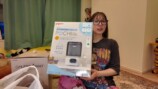 大量購入したベビーグッズを紹介する古川優香