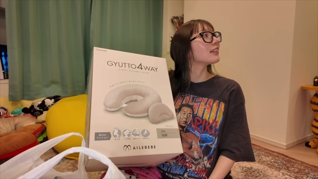 大量購入したベビーグッズを紹介する古川優香