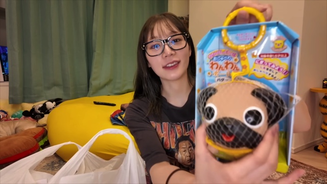 大量購入したベビーグッズを紹介する古川優香