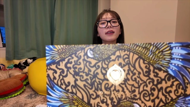 大量購入したベビーグッズを紹介する古川優香