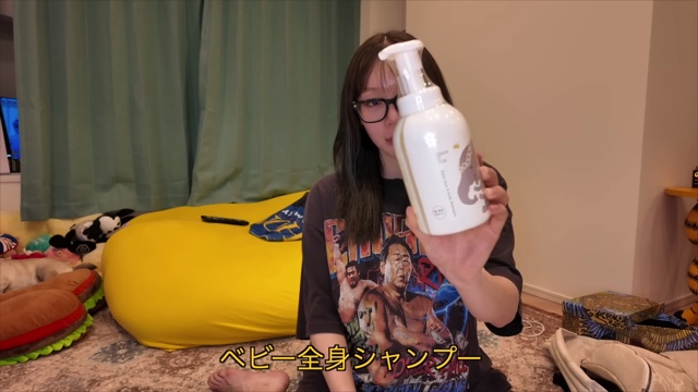 大量購入したベビーグッズを紹介する古川優香