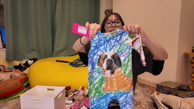 大量購入したベビーグッズを紹介する古川優香