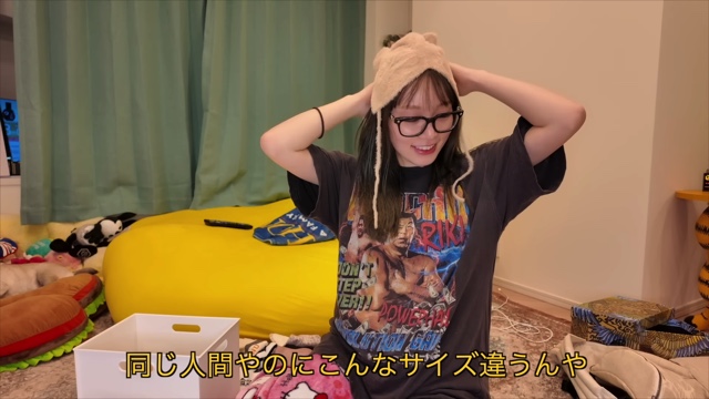 大量購入したベビーグッズを紹介する古川優香