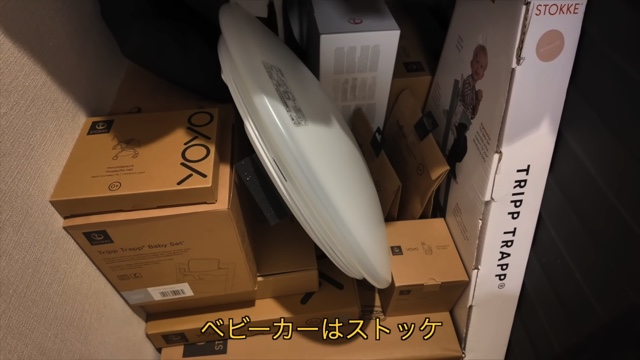 大量購入したベビーグッズを紹介する古川優香