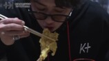 『資さんうどん（すけさんうどん）』で爆食いをする北山宏光