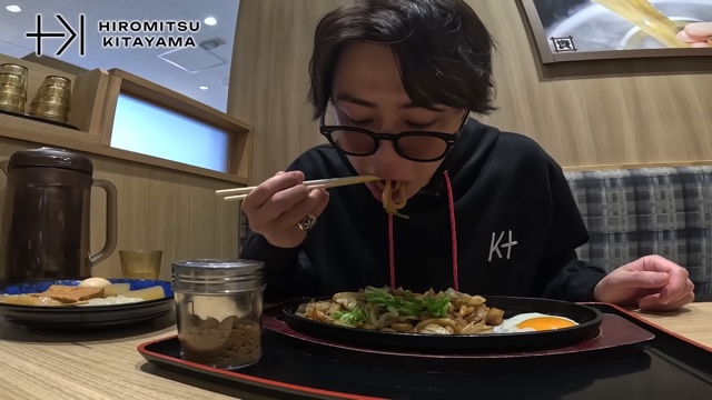 『資さんうどん（すけさんうどん）』で爆食いをする北山宏光