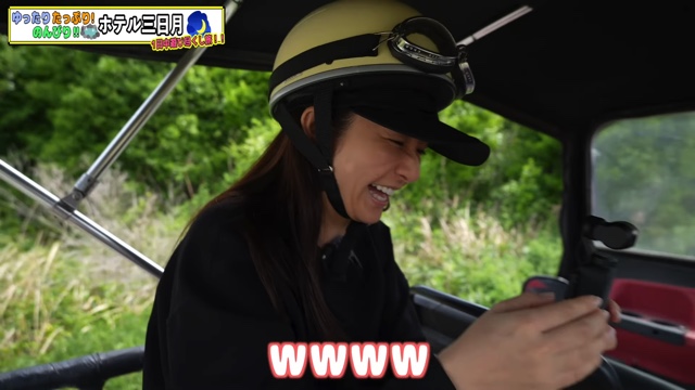 バギーに乗ってはしゃぐ木村文乃