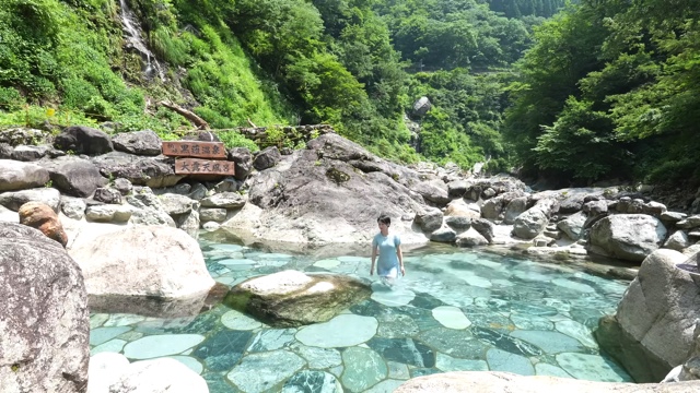 山奥の温泉に入るmii