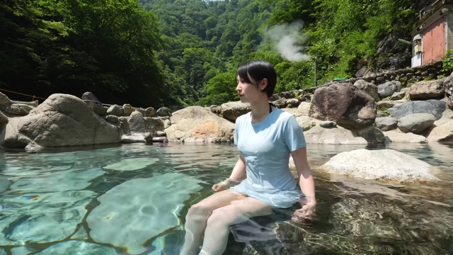 山奥の温泉に入るmii