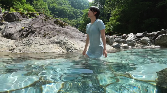 山奥の温泉に入るmii