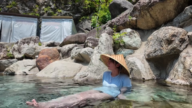 山奥の温泉に入るmii