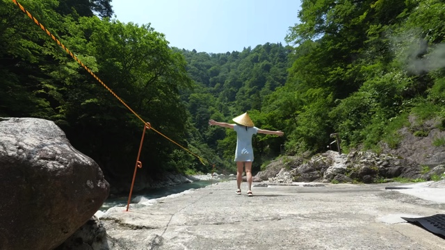 山奥の温泉に入るmii