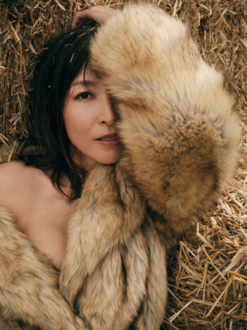 かとうれいこ、27年ぶり写真集『AROUND』