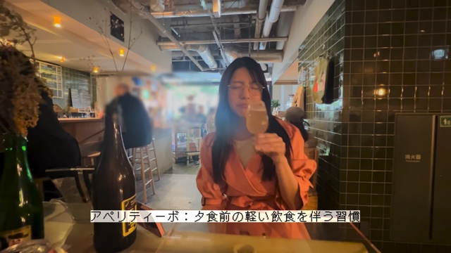 レストランでディナーを堪能する川島海荷